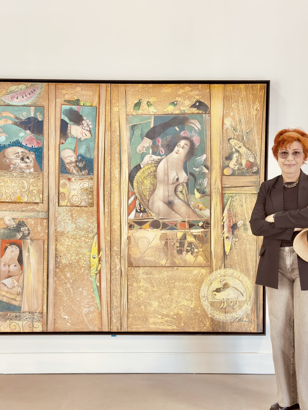 Silvia E. Oliva Sainz junto a una obra de gran formato en una feria de arte